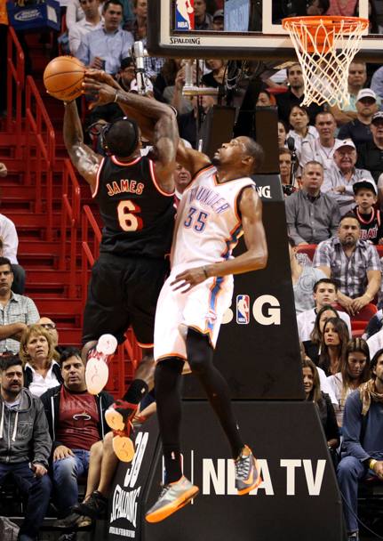 LeBron duella con Kevin Durant in una sfida con Oklahoma City: sono stati i due migliori giocatori dell&#39;Nba negli ultimi due anni. Afp